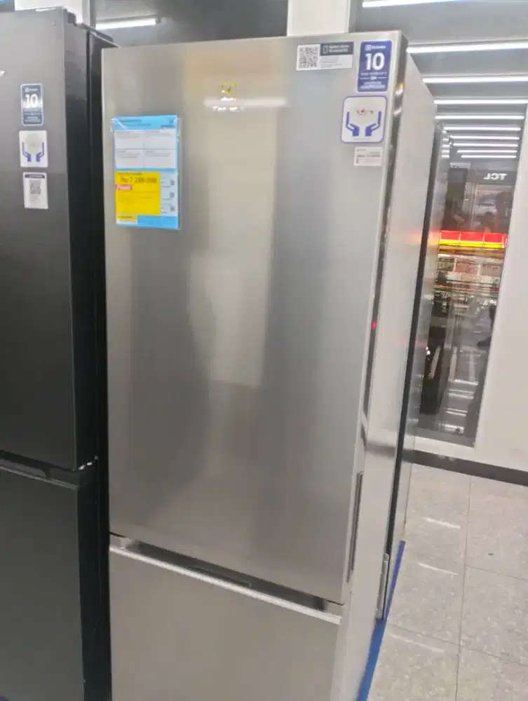 Credit Kulkas Electrolux 335L 42 Watt Inverter cicilan bunga mulai 0%