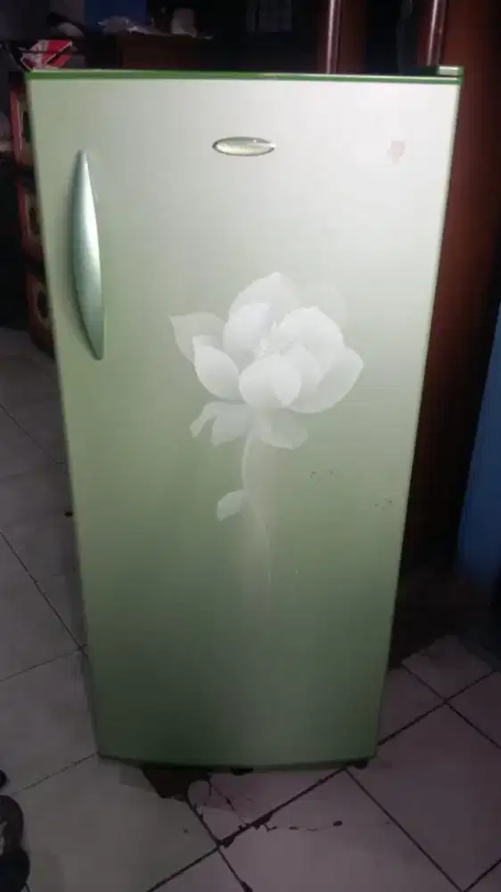 Dijual kulkas 1pintu POLYTRON kondisi normal minus tutup rak freezer