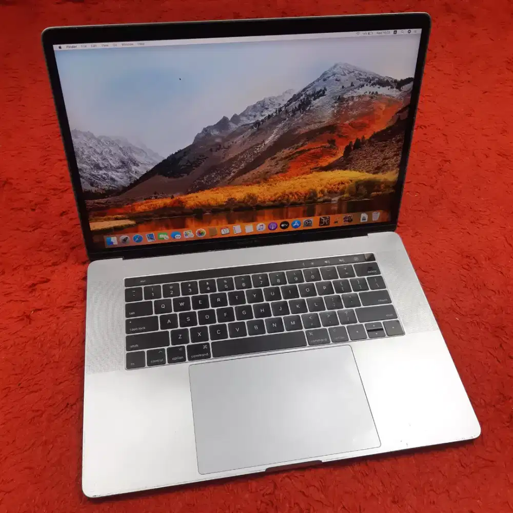 Macbook pro 2017 15 inch ram 16gb ssd 512gb core i7 dual vga bisa cod