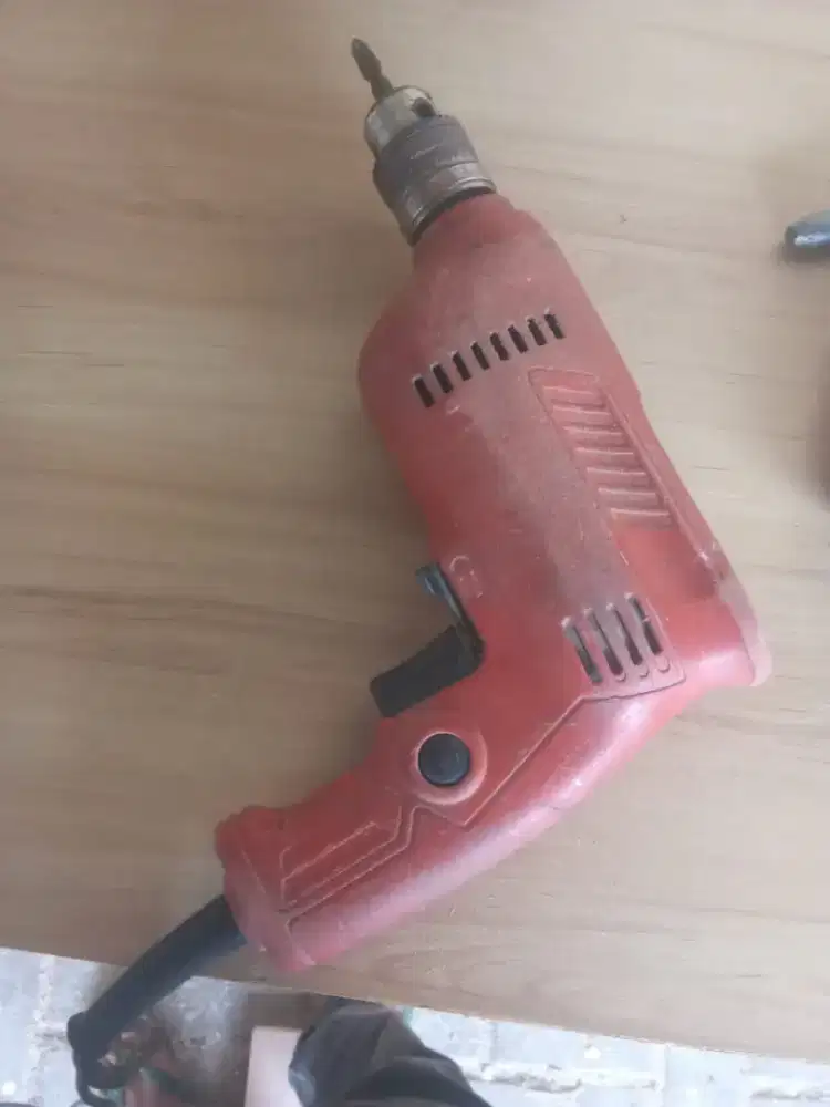 Jual aja santai bor listrik merk Makita plus mata nya masih normal aja