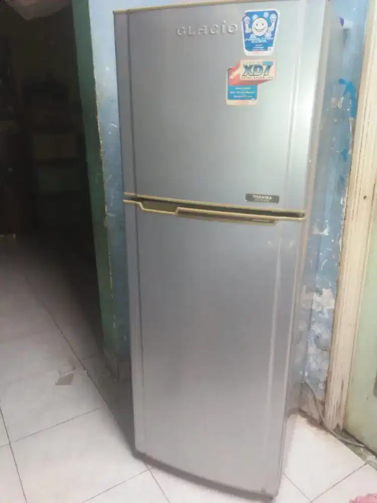 Kulkas 2 pintu merk Toshiba