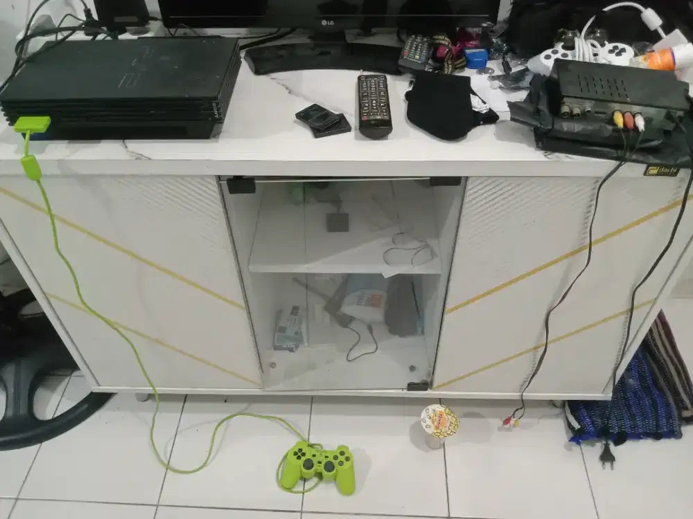 meja ruang keluarga dan TV