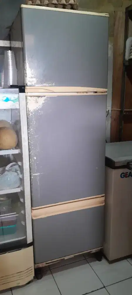 Kulkas merk shap 3 pintu