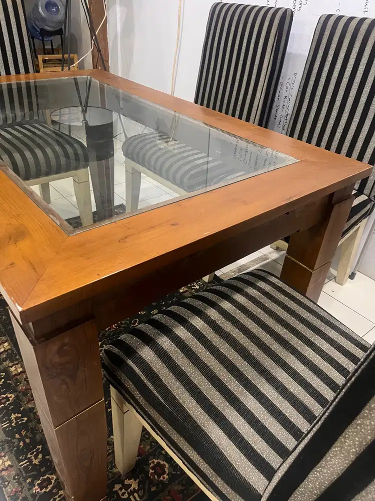 Dijual cepat meja makan kayu asli plus 4 kursi makan.