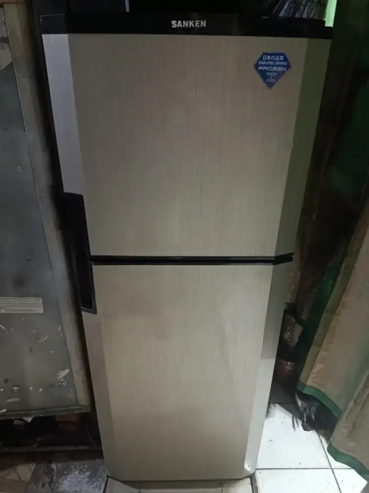 Kulkas 2 pintu merek SANKEN