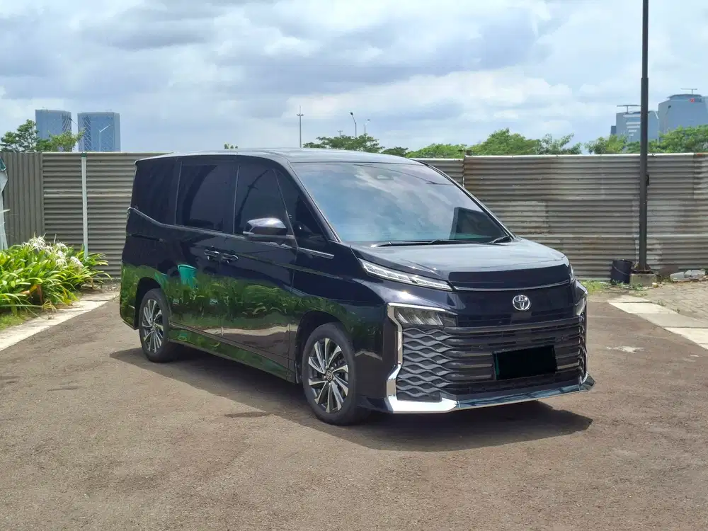 Toyota Voxy 2.0 2023
