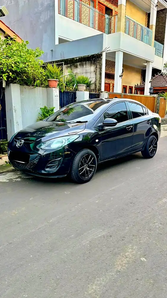 JUAL CEPAT mobil mazda2 sedan AT2011 tangan kondisi90%