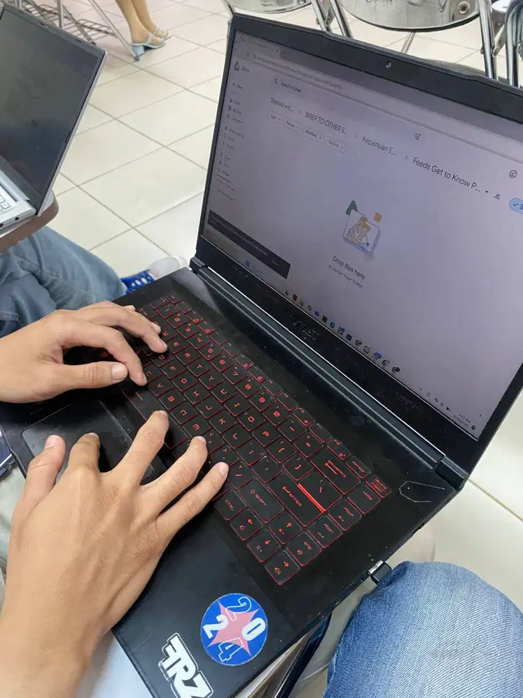 Laptop Gaming Hitam