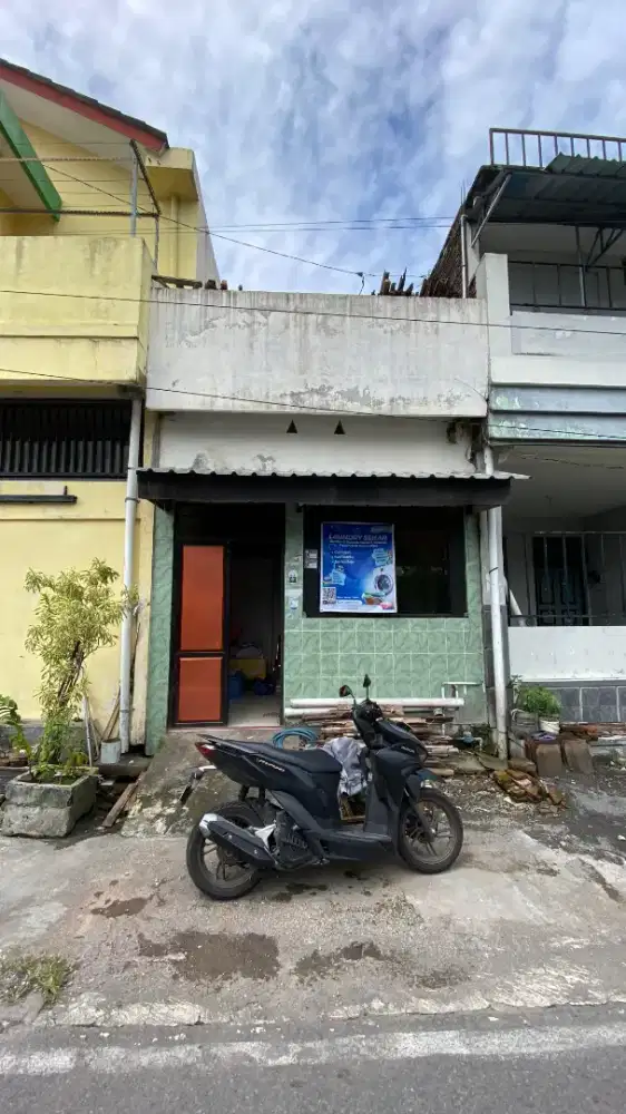 Rumah 52 Belakang UNS