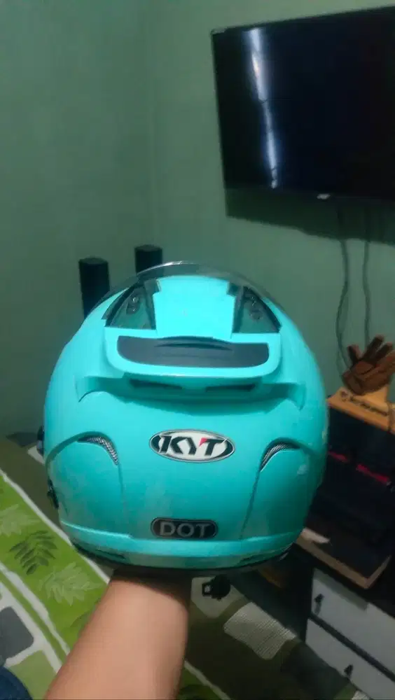 helm kyt biru masih bagus