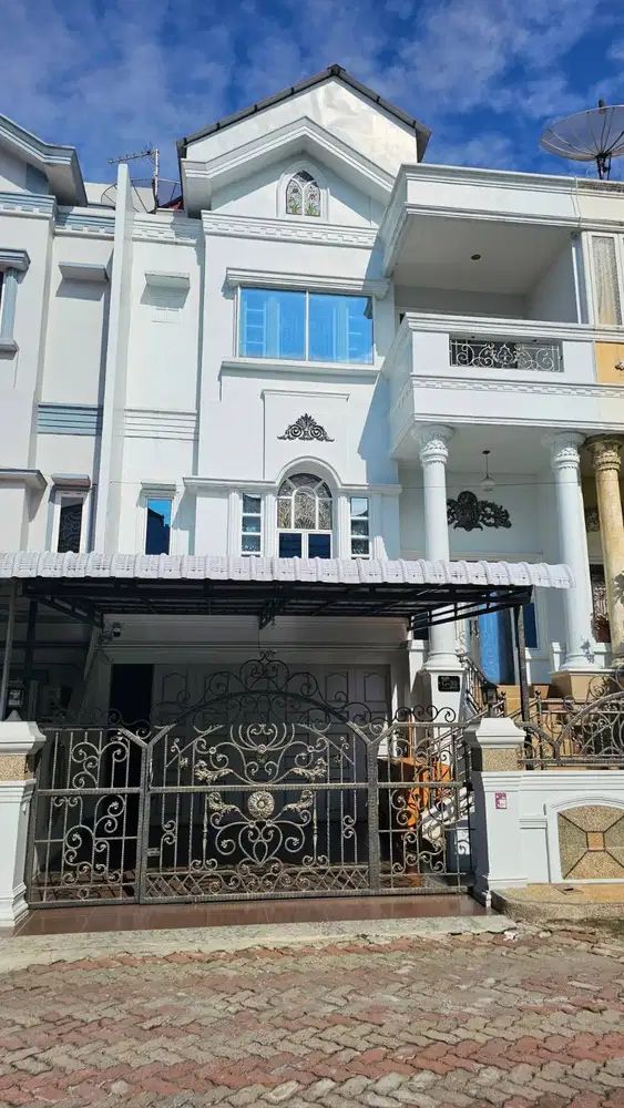 DIJUAL RUMAH VILLA DI KOMPLEK THE PIAZZA RESIDENCE JALAN GAPERTA MEDAN