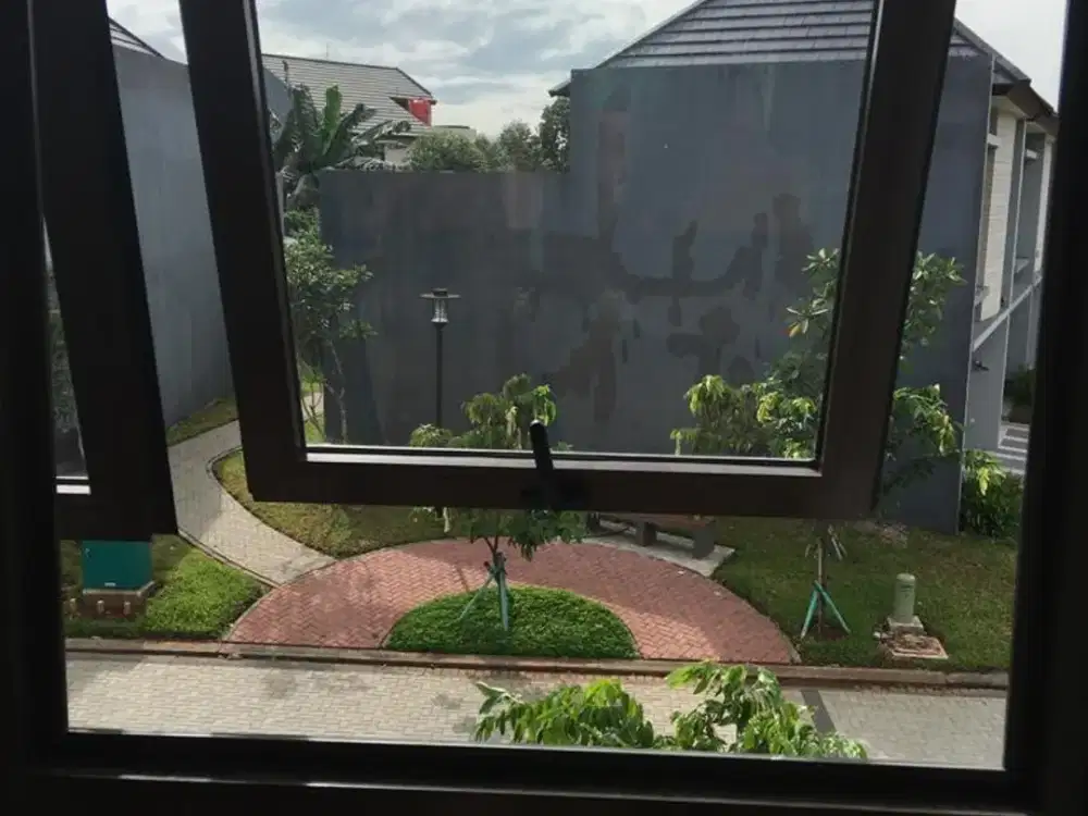 Rumah @Precia Eminent BSD Samping dan depan rumah taman BSD