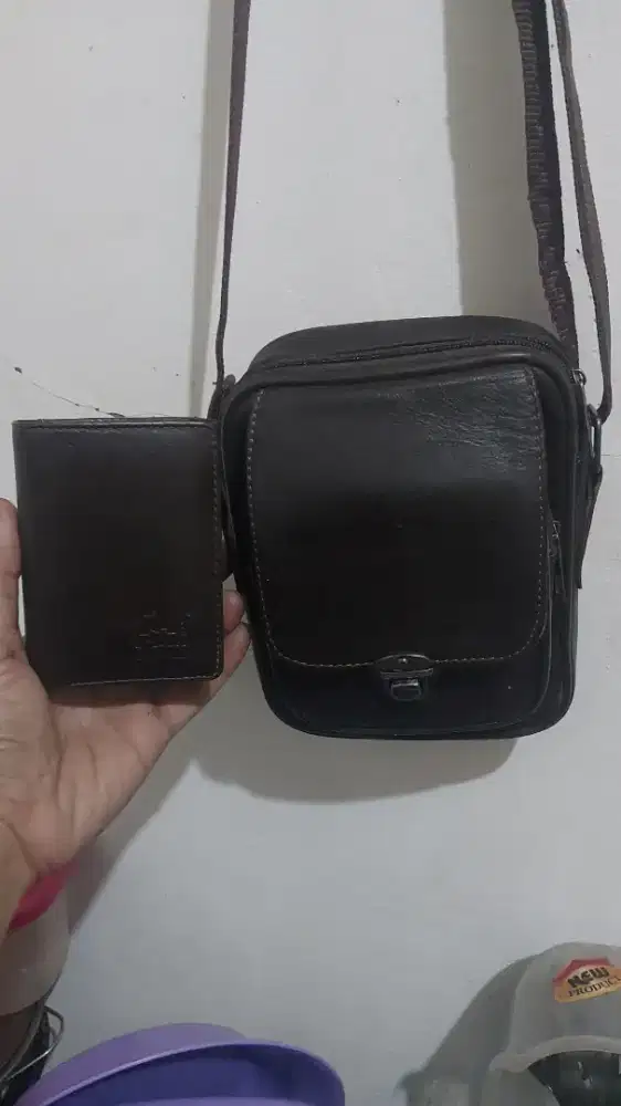 Tas selempang dan dompet kulit