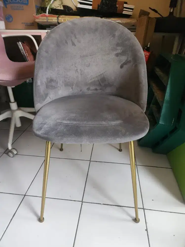 Informa Louise kursi makan dari fabric/kain, abu-gold, kaki kursi besi