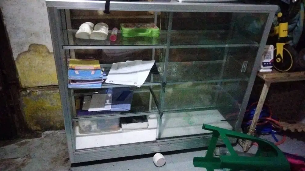 Etalase bekas warung