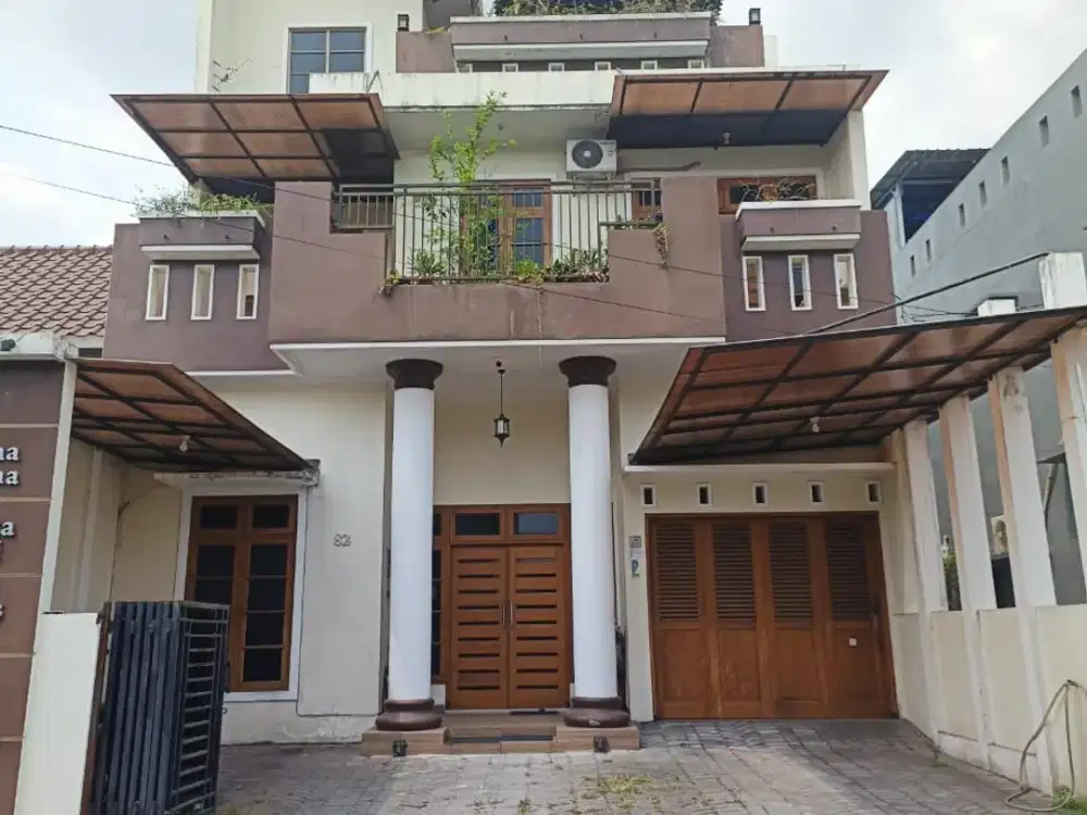 Dijual rumah 3 lantai Lokasi premium dekat dengan kampus-kampus besar (UGM, UNY, STIE YKPN, Univ Sanata Dharma, Atmajaya, Amikom
