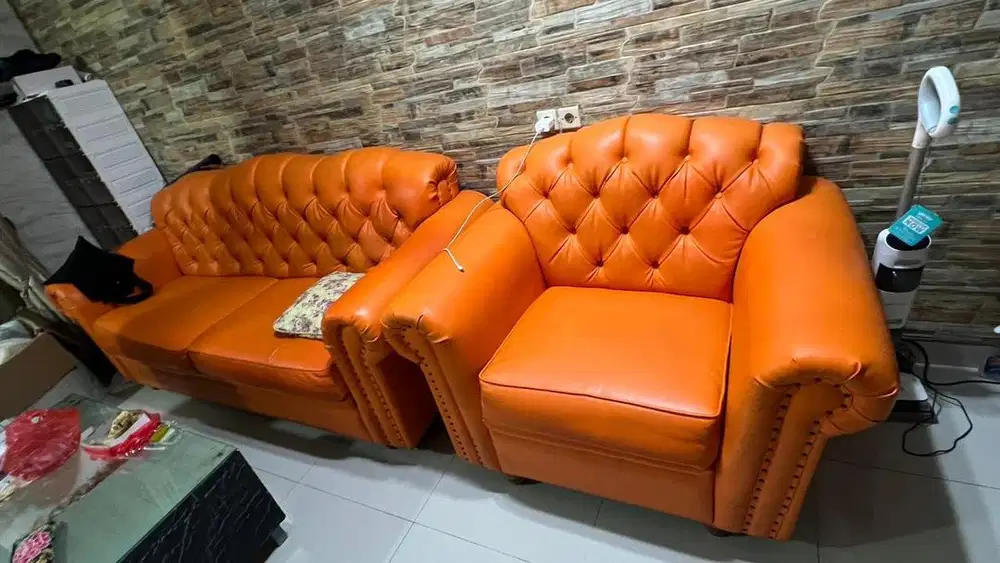 Dijual Satu Set Sofa Kulit MBtech + Meja Kaca – Kondisi Bagus