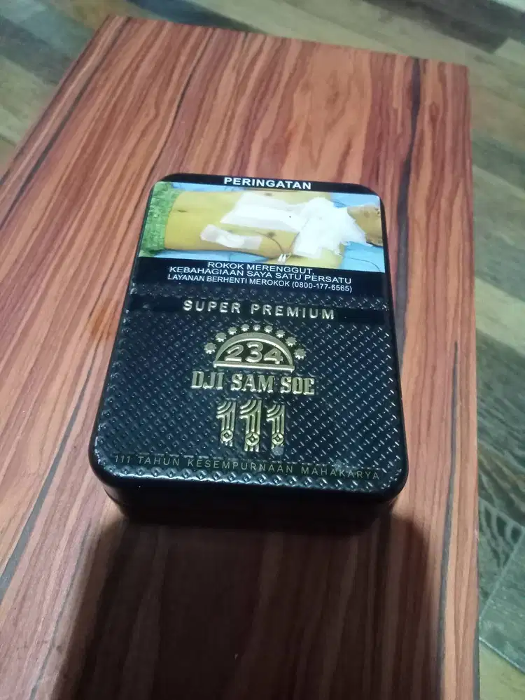 Kotak koleksi kaleng