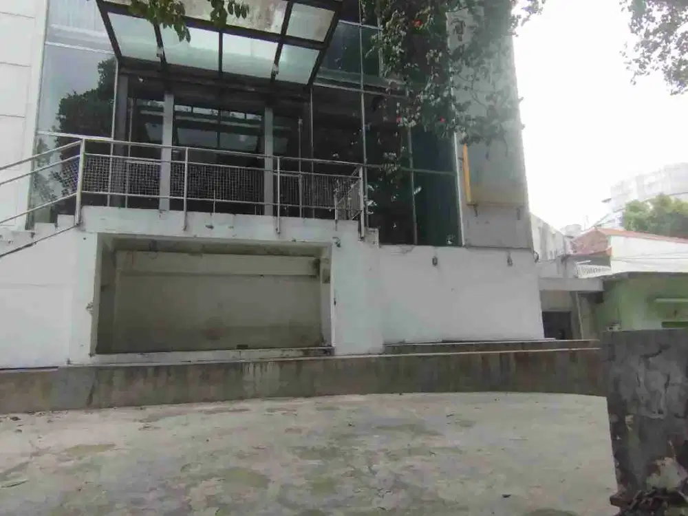 lelang gedung 3 lantai lokasi premium jalan Riau Bandung
