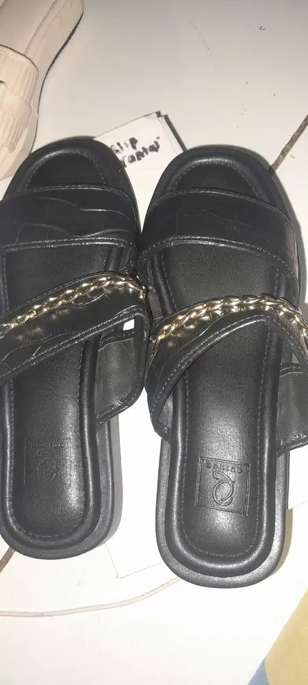 dijual ajaa nii sendal masi baru bangett