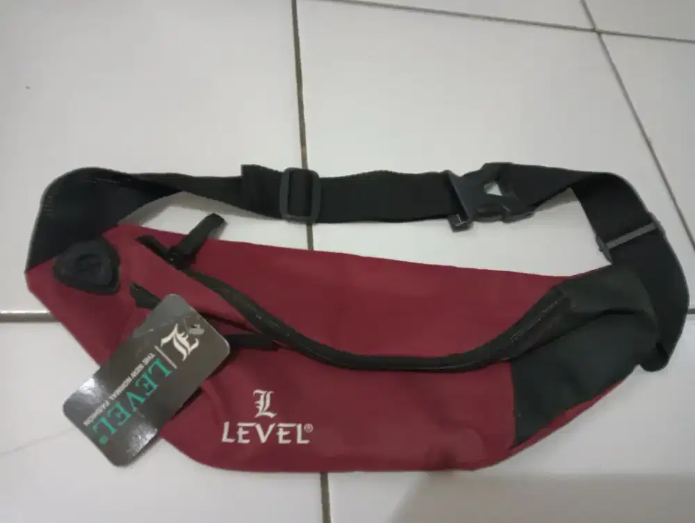 Tas pinggang merk Level