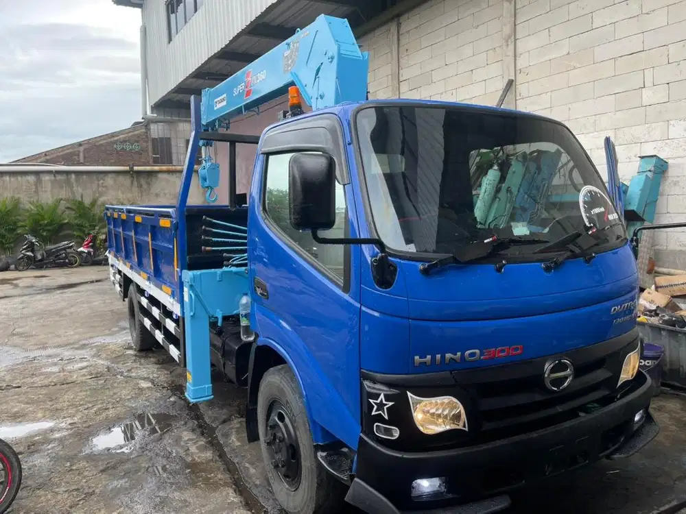 Dutro 130 thn 2016 crane 3,6 ton 5 section kaki silang