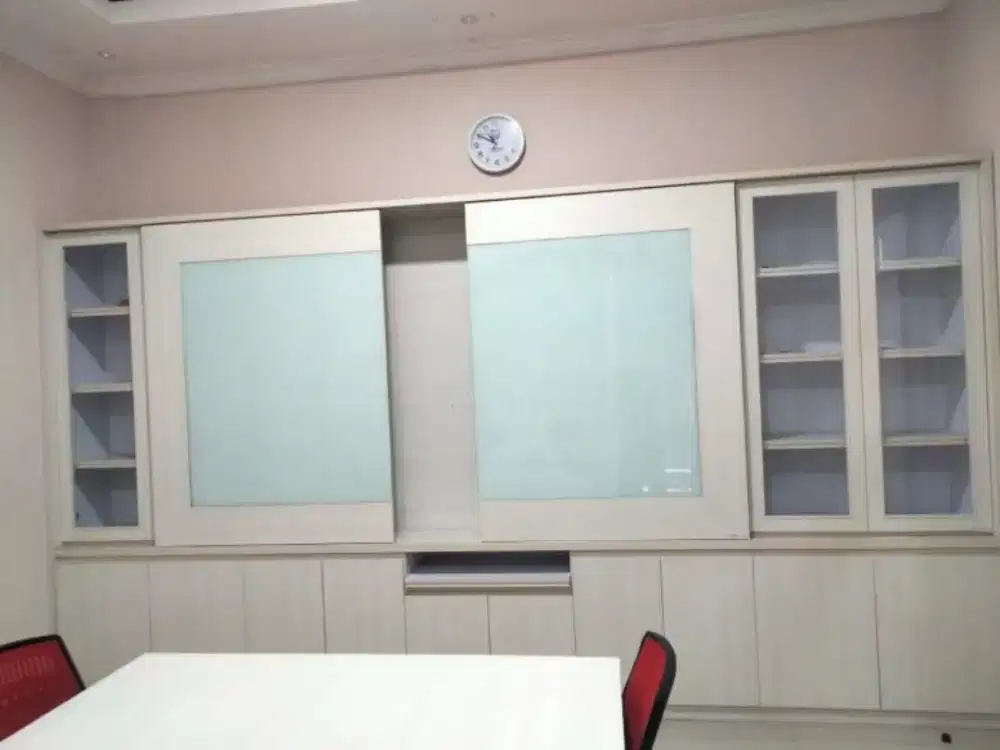 Lemari dinding dan backdrop tv