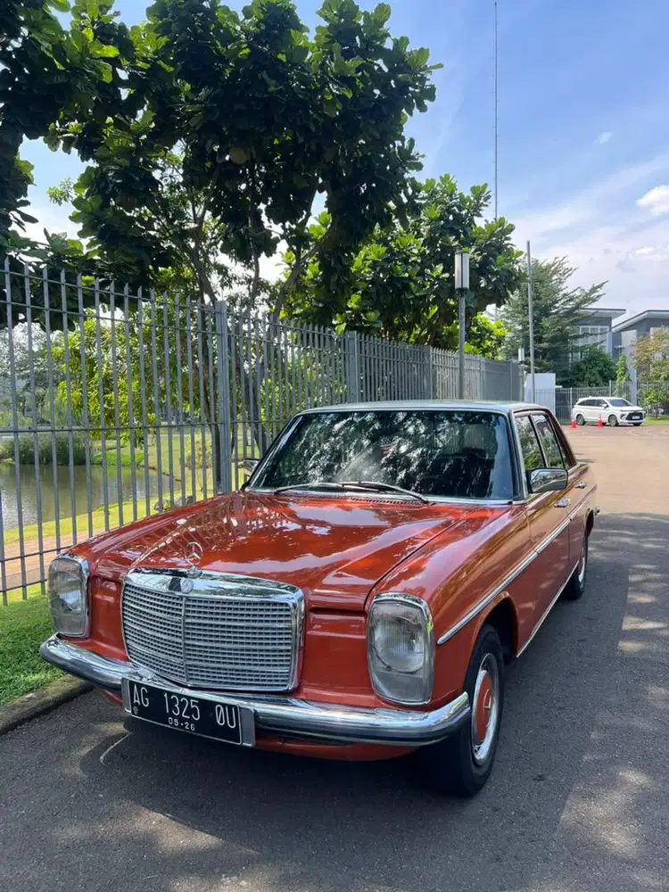 Mercedes  Benz W 115 200(1976) two tone english red and white Original