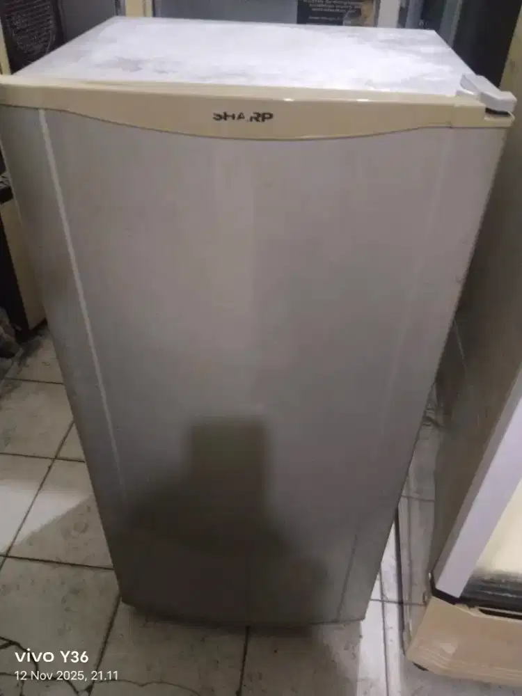 Di jual cepat kulkas 1 pintu sharp plus antar