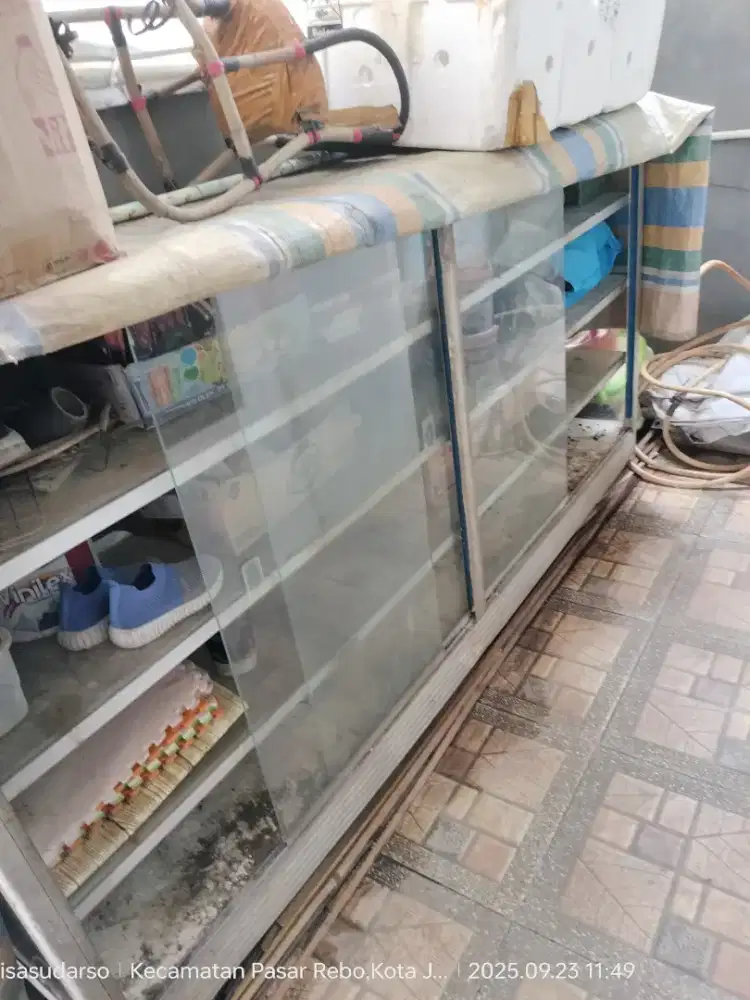 Etalase second masih kokoh