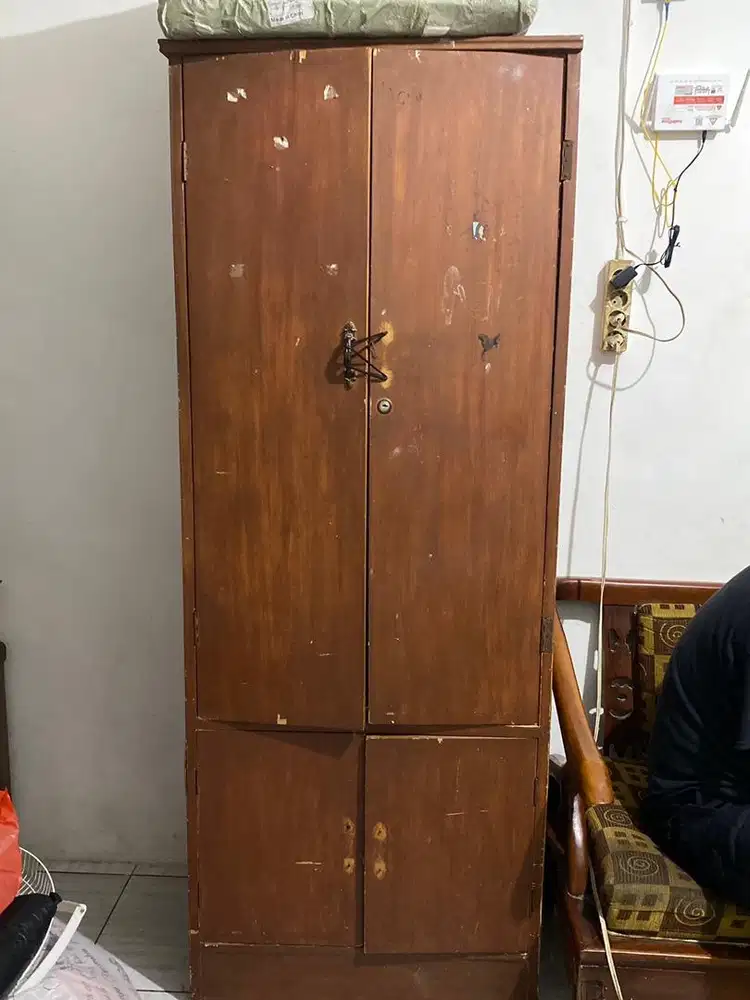 Lemari kayu gantung