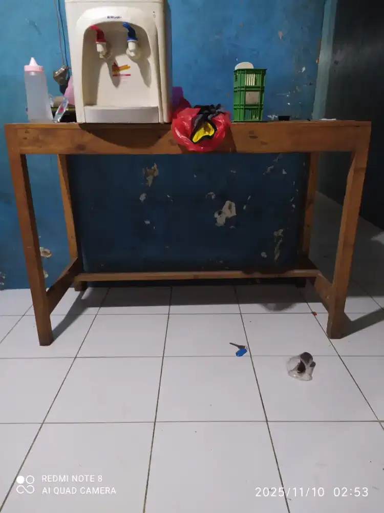 Meja bekas usaha bakso
