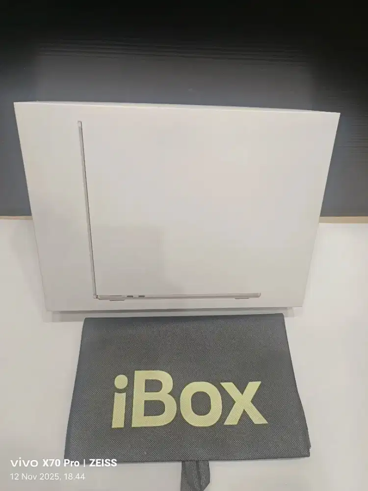 Macbook Air M4 13-iNch 16/256gb segel baru Garansi resmi iBox Bnib