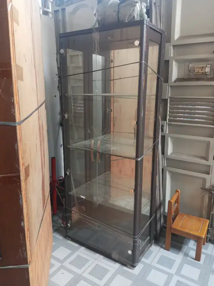 Lemari pajangan kaca