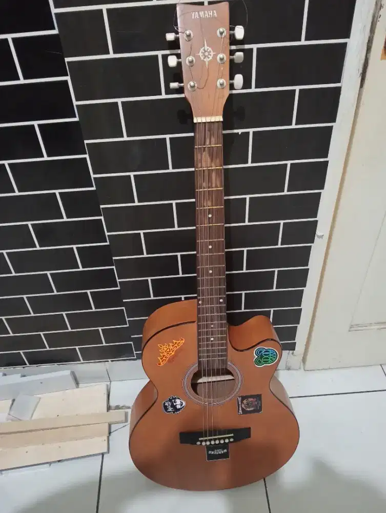 Jual gitar Yamaha minus pemakaian ajah