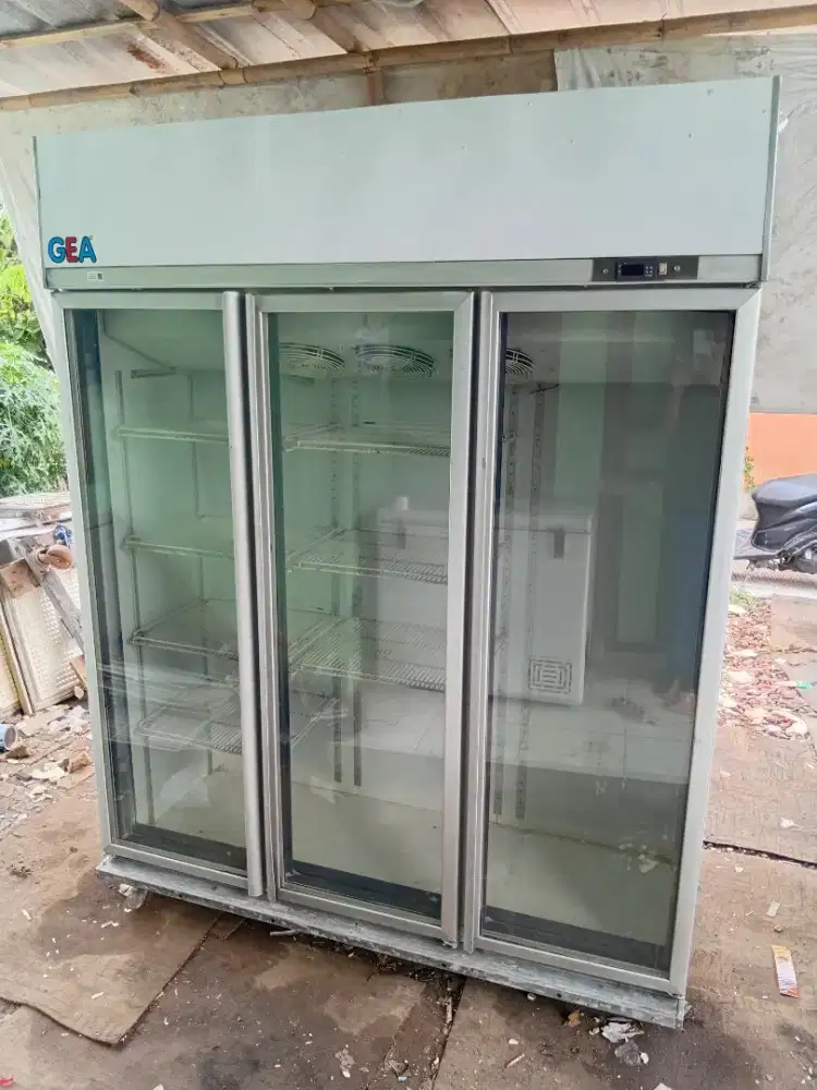 Jual showcaes merek gea kondisi normal dingin siap pakay