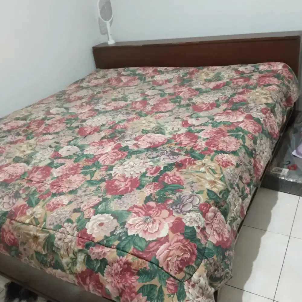 Jl ranjang komplit bekas tapi bagus .sbb mau pindah rumah .dan jauh .