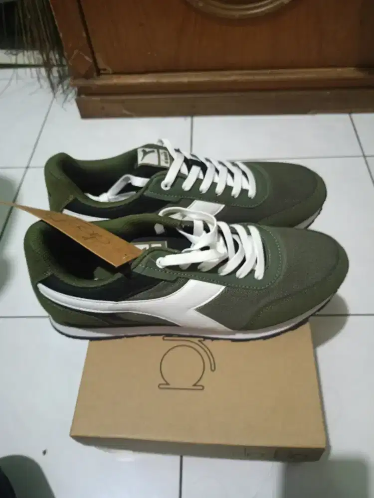 Sepatu diadora ORI masih baru ga jadi pake.