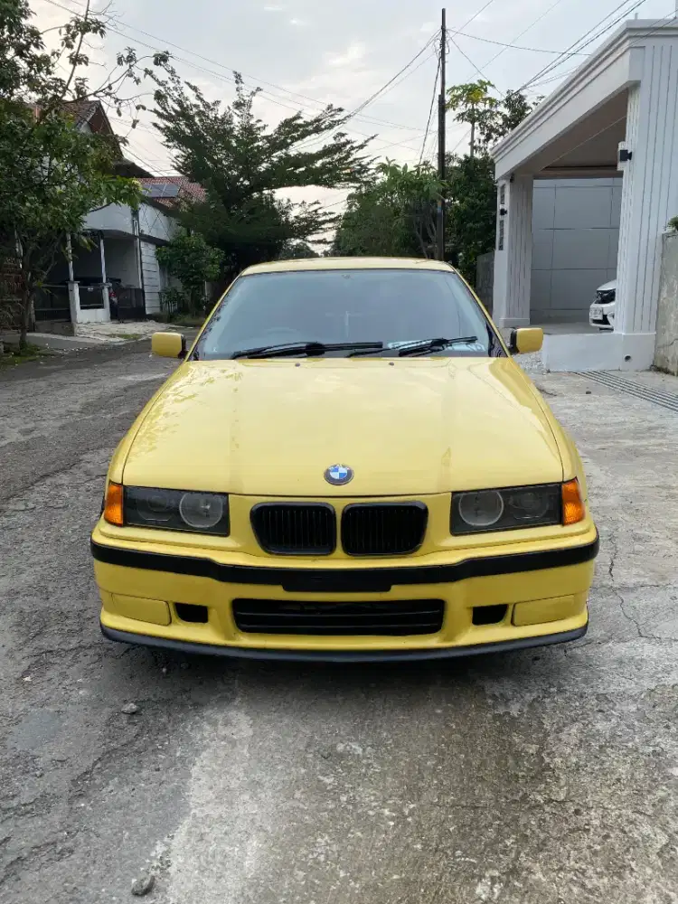 BMW e36 318i kuning