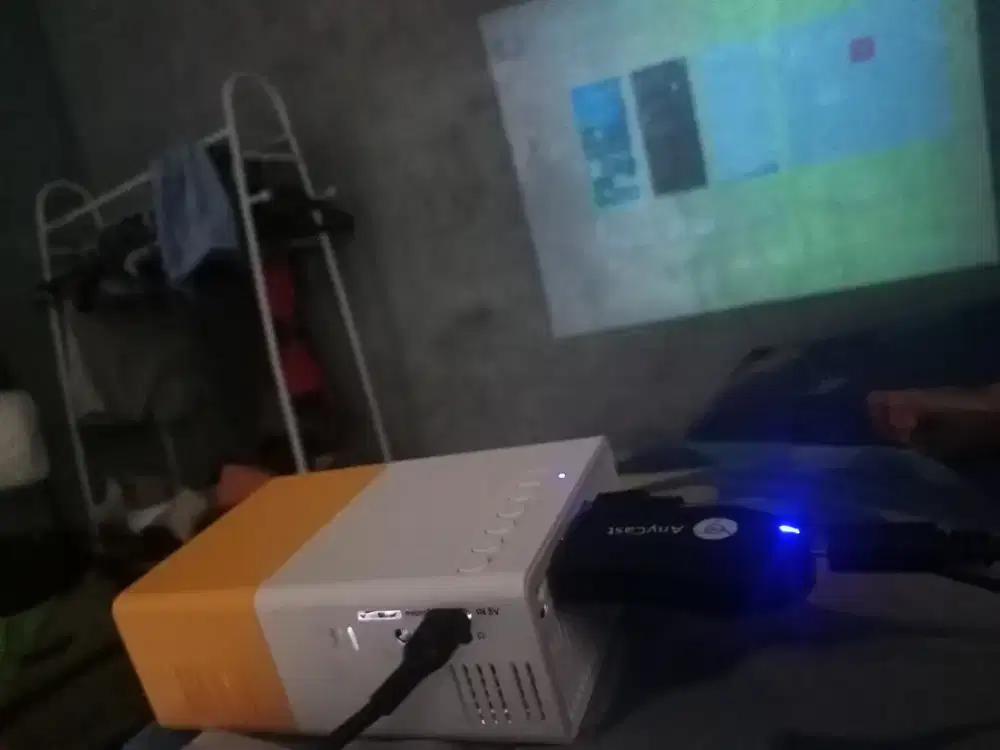 Proyektor mini + dongle anycast wifi