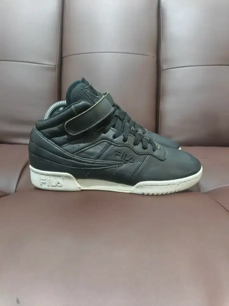 40- Sepatu second FILA Kulit