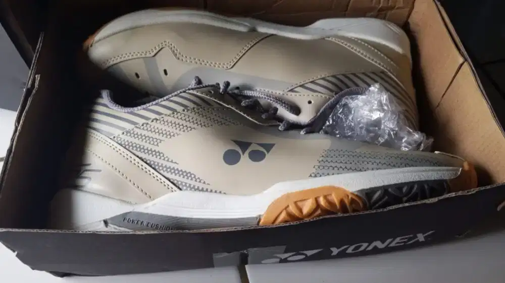 Sepatu batminton yonex