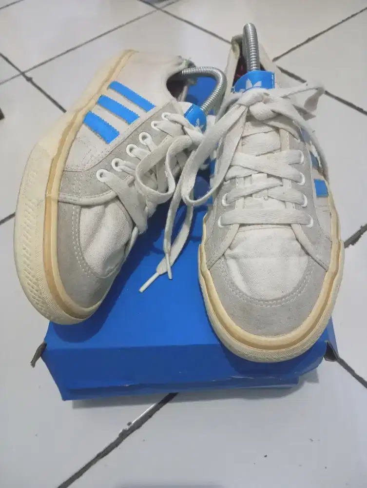 Sepatu sneakers Adidas putih