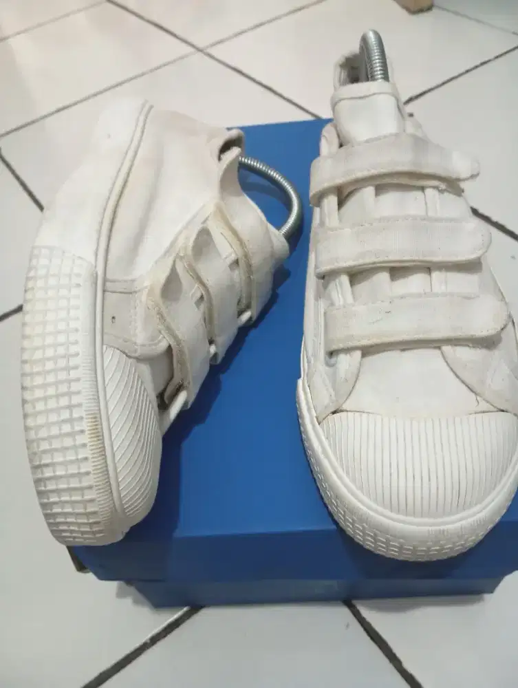 Sepatu sneakers California strap putih