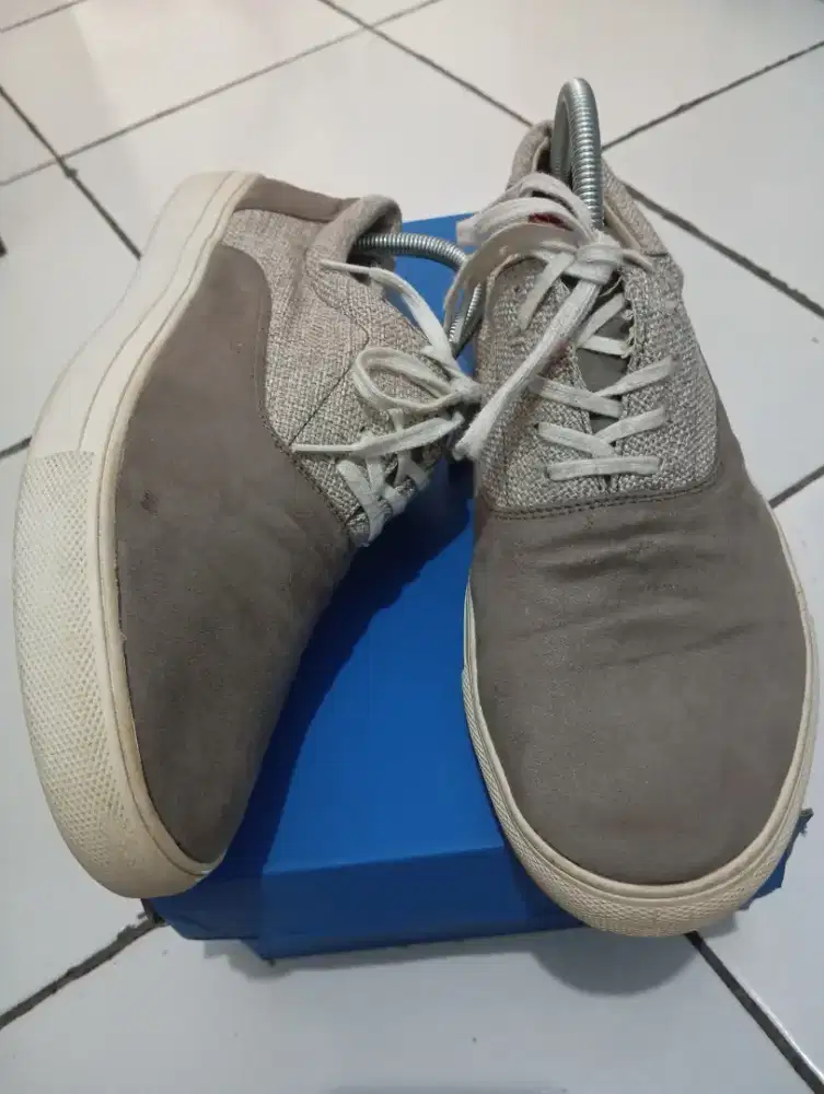 Sepatu sneakers coklat