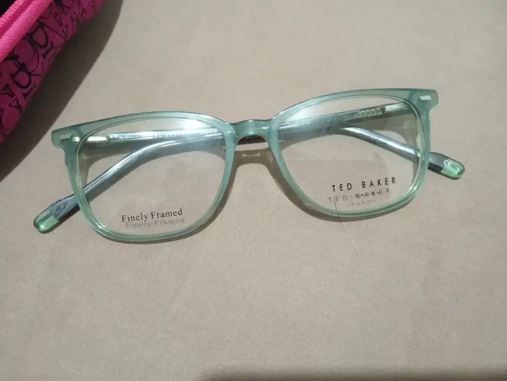 Kacamata Ted Baker