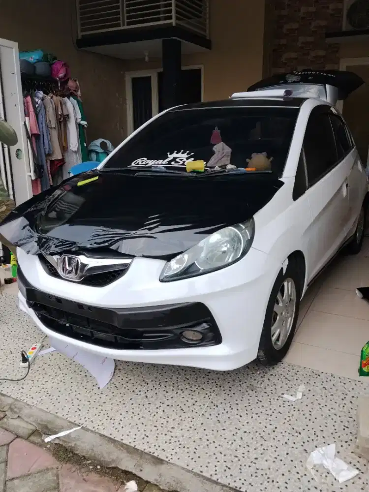 Pemasangan stiker mobil panggilan area Jawa Timur