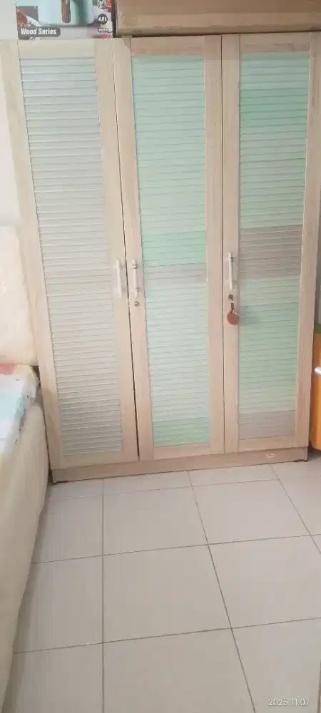 Lemari pakaian kayu 3 pintu bisa bongkar pasang ukuran 180x120x43