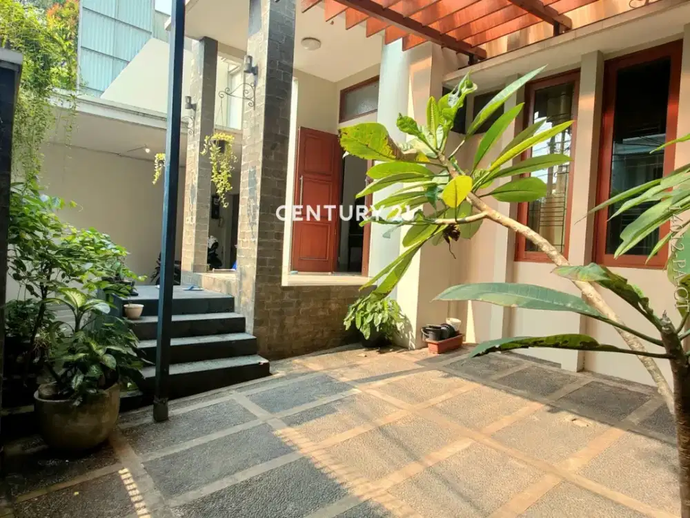 Disewakan Rumah Dengan Pool Lokasi Strategis Dekat Ke SCBD Senayan Jakarta Selatan