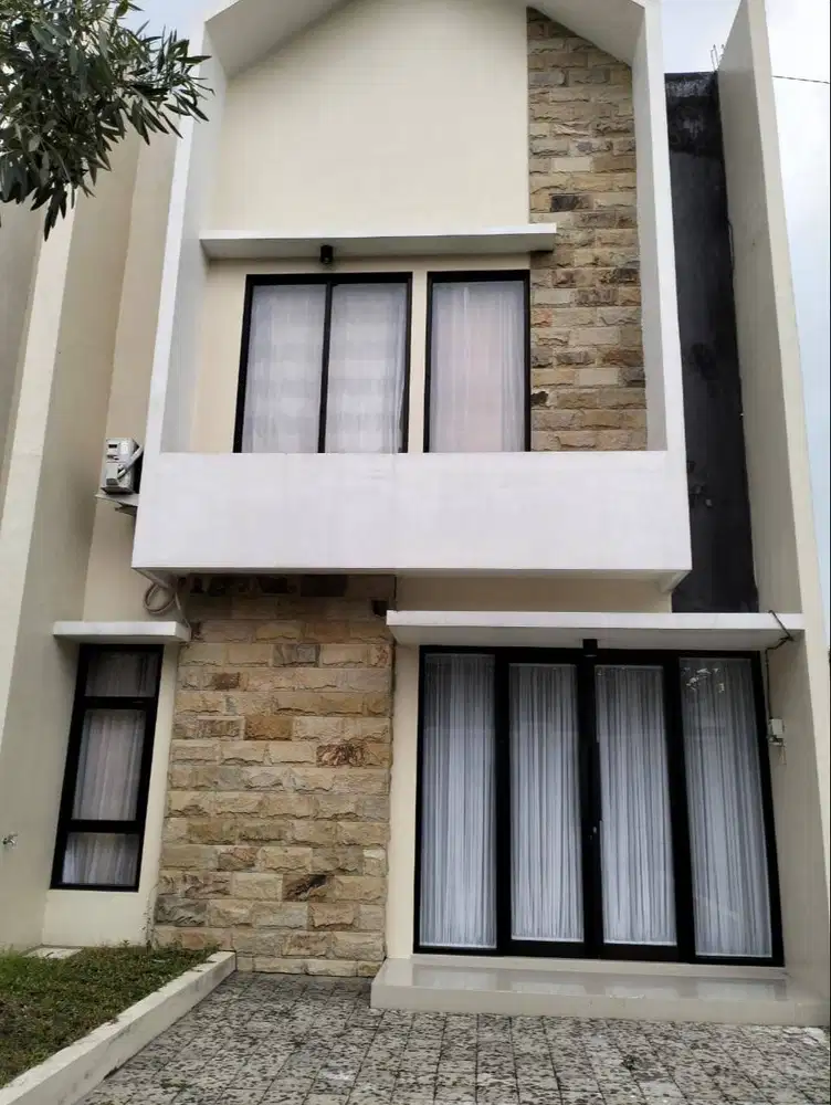 Rumah Baru Siap Huni, Lokasi Strategis Dekat SLG